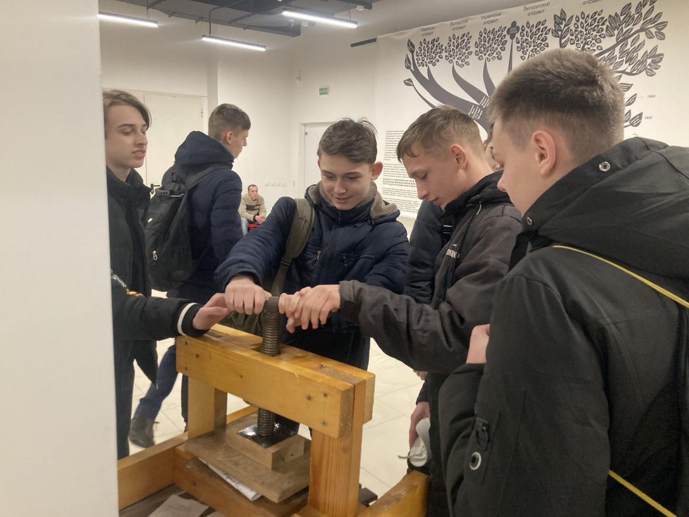 Учащиеся и сотрудники филиала БНТУ «МГМК» посетили выставку «Читающий город»